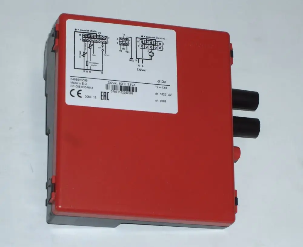 Roter Gas-Feuerungsautomat von Daikin mit Anschlussmöglichkeiten und Beschriftungen auf der Oberseite für elektrische Verbindungen.